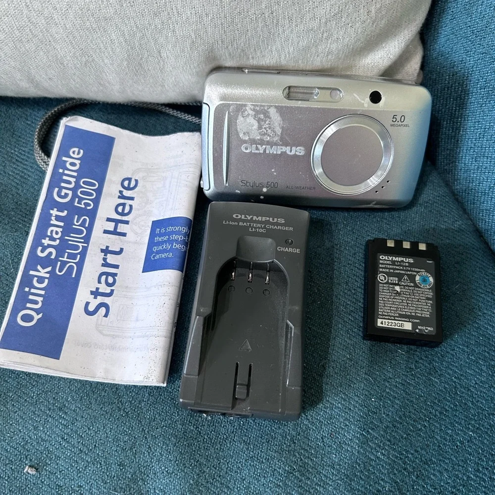 Olympus‎ stylus 500 digital camera silver w/battery and charger, not working